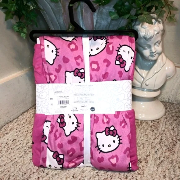 Hello Kitty Fuschia & Mauve Three Piece Top, Pants & Fuzzy Socks Pajama Set - Picture 4 of 6